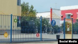 Ақтөбедегі "Ақбөбек" балабақшасы ауласында тұрған әскерилер таситын көлік. Сурет yvision.kz сайтынан алынды.