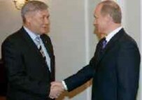 Ukrainian Prime Minister Yekhanurov (left) with Putin outside Moscow today