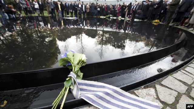 Memorijalu kojim je obeleženo sećanje na žrtve nacističkog holokausta u Berlinu prisustvovali su najviši državni zvaničnici, oktobar 2012.