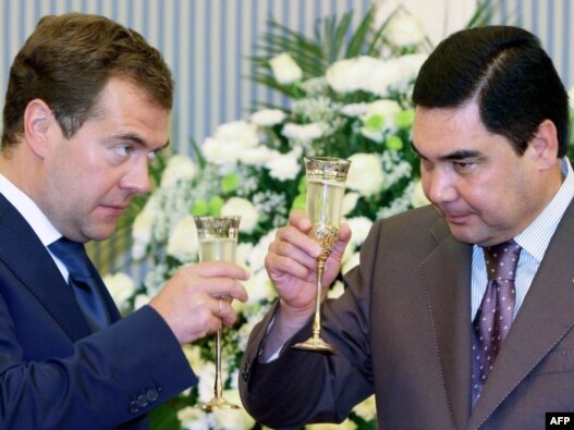 Türkmenistanyň prezidenti Gurbanguly Berdimuhamedow (sagda) we Russiýanyň prezidenti Dmitriý Medwedew Türkmenbaşy şäherinde bolan duşuşykda.