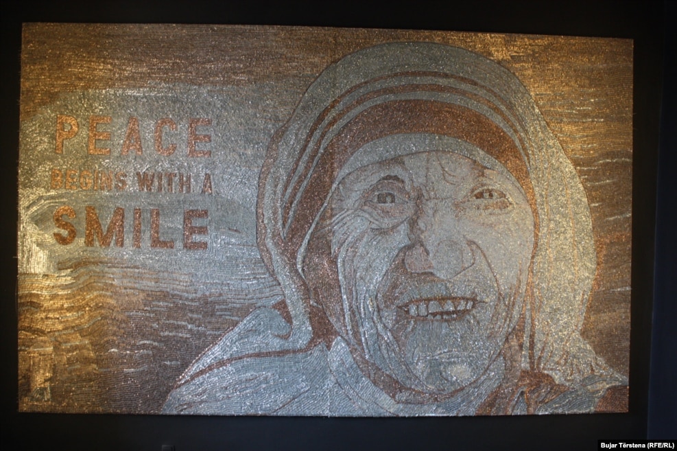 Finalizimi i mozaikut të Nënë Terezës në Prishtinë, nëntor 2016. / Saimir Strati