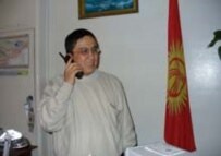 Orunbekov speaking to reporters on 29 January (RFE/RL)