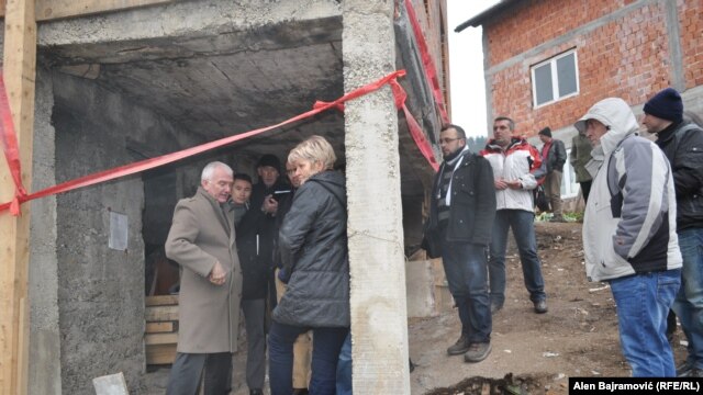 Odluka o rušenju kuće u Višegradu u kojoj je 1992. godine spaljeno 70 civila bošnjačke nacionalnosti, bila je povod odlaska delegacije OHR-a, Ambasade SAD-a i OSCE-a u Višegrad, koji su se susreli sa predstavnicima lokalne zajednice. FOTO: Alen Bajramović