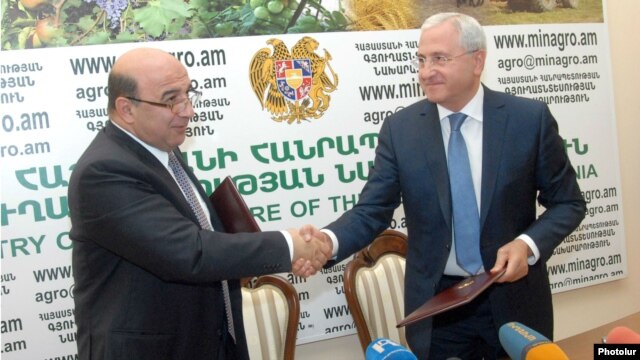 Armenia -- Energy Minister Armen Movsisian (L) and Agriculture Minister Sergo Karapetian sign a memorandum on the production of fertilizers in Vanadzor, 3June2012.
