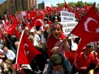 Secularists demonstrating against Gul's nomination in April (AFP)