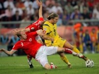 Switzerland's Lidovik Magnin (left) vies with Andriy Voronin from Ukraine during the June 26 match (epa)