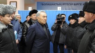 Назарбаев Жаңаөзен оқиғасы кезінде кезекшілікте болған полицейлермен кездесіп тұр. Жаңаөзен, 22 желтоқсан, 2011 жыл. (Көрнекі сурет)