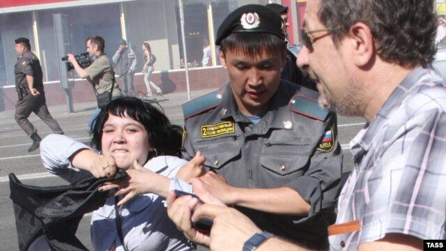 Police detain a participant during demonstrations in Moscow on May 31.