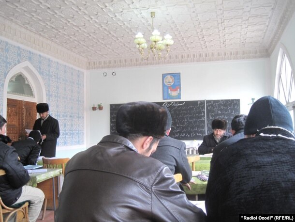 В медресе в таджикском городе Худжанд.