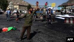 Протестующий демонстрант выражает свой шок на месте атаки смертника в Кабуле. 23 июля 2016 года.