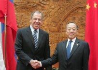 Russian Foreign Minister Sergei Lavrov (left) and Chinese counterpart Li Zhaoxing in Beijing on May 16 (epa)