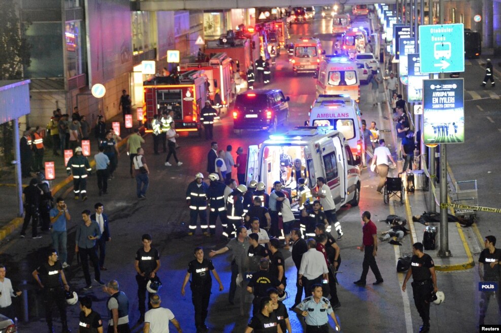 28 маусым күні кешке қарай Стамбулдағы Ататүрік әуежайында үш жарылыс болған. Бомбаны үш жанкешті жарған. Стамбул мэрі жарылыстан қаза тапқандардың саны 41 адамға жеткенін мәлімдеді.&nbsp;