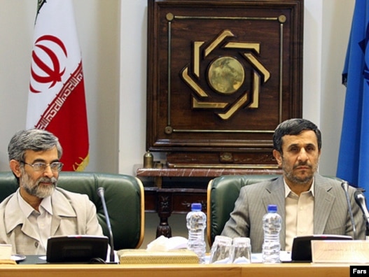 محمود احمدی‌نژاد در مقر بانک مرکزی ایران