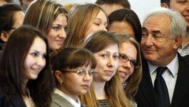 HWF-nyň ozalky başlygy Dominike Strauss-Kahn Kiýewdäki Diplomatik Akademiýada beren leksiýasyndan soň, oňa gatnaşan student gyzlar bilen surata düşýär. Kiýew, 4-nji aprel, 2012.