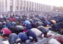 Kyrgyz Muslims at prayer in Bishkek (file photo) (RFE/RL)