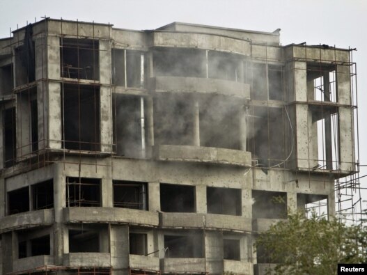 ساختمان نیمه کاره مقابل سفارت آمریکا در کابله که مهاجمان از آن جا شلیک کردند