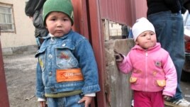 Алматы қаласының Алатау ауданында тұратын балалар үйлерінің алдында ойнап жүр. 28 наурыз 2009 жыл. (Көрнекі сурет)