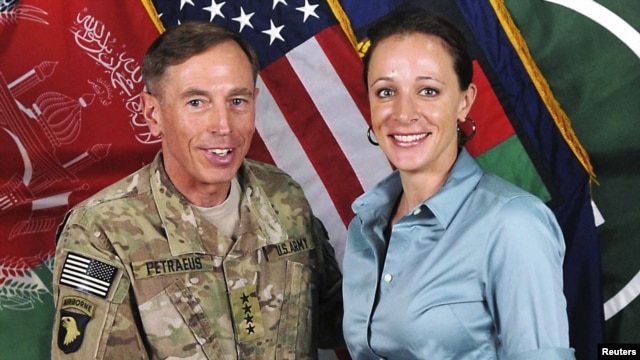 David Petraeus sa autorkom njegove biografije Paulom Broadwell
