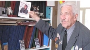 87-летний Алексей Маргиев - высок и худощав, деятелен, энергичен, у него отменное чувство юмора, он знает более ста телефонных номеров наизусть