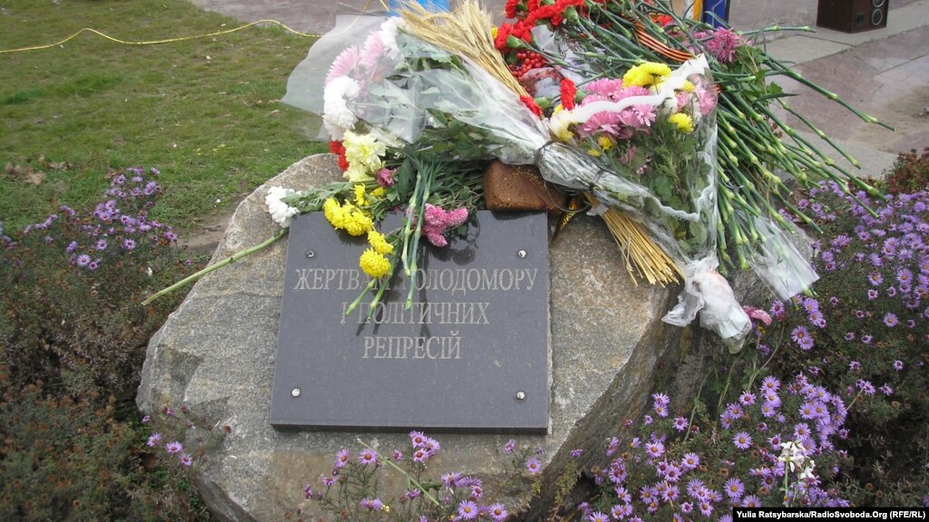 У Дніпропетровську активісти почали знесення пам’ятника Петровському — фото та відео