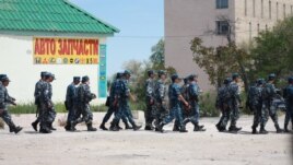 Полицейлер соты өтіп жатқан ғимарат маңындағы арнайы жасақ. Ақтау, 3 мамыр 2012 жыл.