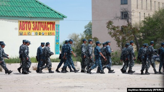 Полицейлер соты өтіп жатқан ғимарат маңындағы арнайы жасақ. Ақтау, 3 мамыр 2012 жыл.