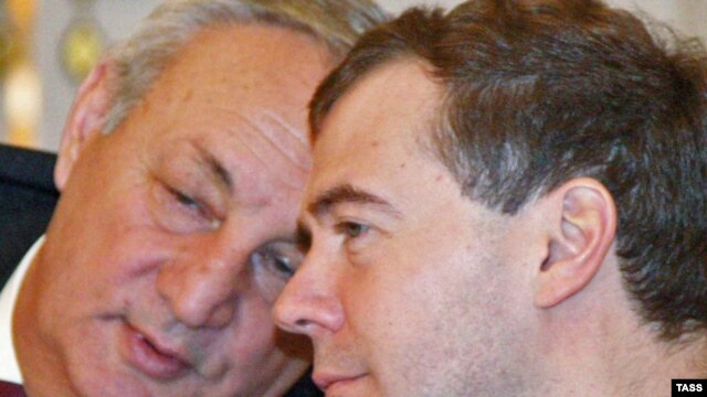 Russian President Dmitry Medvedev (right) and Abkhaz leader Sergei Bagapsh in Moscow today.