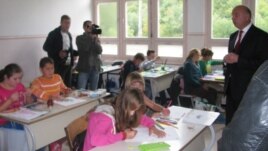 Osnovna škola u Konjević Polju, Goran Mutabdžija sa đacima
