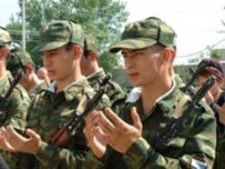 Fresh recruits to the pro-Russian Chechen security forces take the oath (file photo) (ITAR-TASS)