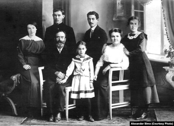 Восьмилетняя Елена Симо (в центре) и ее семья, 1914