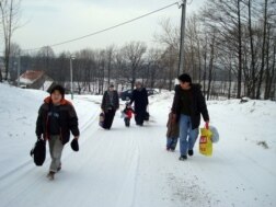 Семья Нургалиевых идет к приемному центру лагеря беженцев. Вышни Лхоты, 1 февраля 2009 года. 