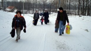 Семья Нургалиевых идет к приемному центру лагеря беженцев. Вышни Лхоты, 1 февраля 2009 года. 