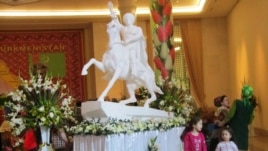 Статуя президента Туркменистана <a  data-cke-saved-href=
