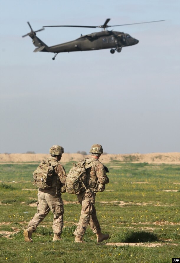 پرسنل نظامی آمریکا در جریان تمرین&zwnj;ها و مانور نظامی برای آماده&zwnj;سازی نیروهای عراقی برای بازپس&zwnj;گیری موصل
