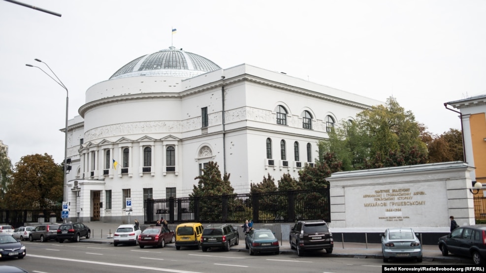 Сьогодні в будівлі парламенту часів Української революції 1917-1921 років розташований Київський міський будинок вчителя
