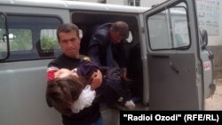 Уланған баланы ауруханаға әкетіп барады. Тәжікстан, 2 маусым 2016 жыл.