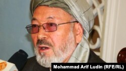 کریم خلیلی: انتقال لین برق از سالنگ را غیر قابل قبول و جانبدارانه است.