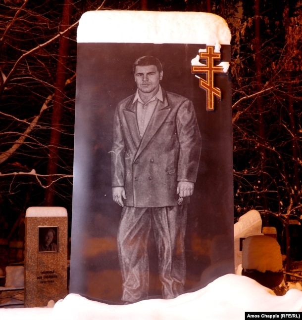 At the other end of town, the gravestone of Mikhail Kuchin, reputed former leader of the Central Mafia gang, with Mercedes keys in hand. 