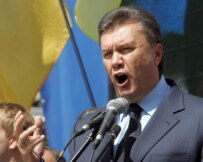 Viktor Yanukovych addresses supporters ahead of crisis talks with President Viktor Yushchenko (epa)