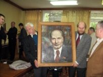 Members of the Union of Belarusian Writers empty their rooms (RFE/RL)