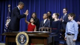 Barack Obama përshëndetet me nxënësit në Shtëpinë e Bardhë, pasi i shpalli planet për masa kundër dhunës me armë