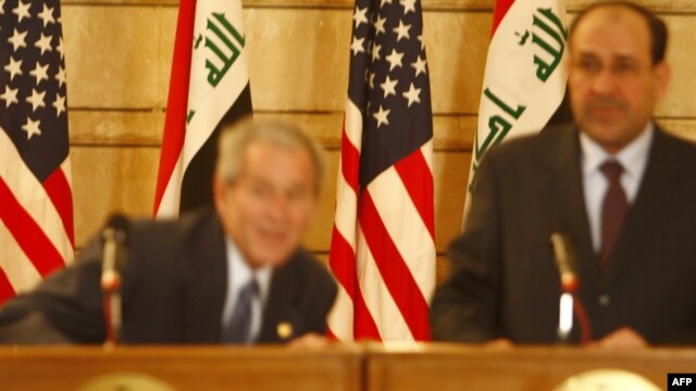 George W. Bush sagnuo se kako bi izbjegao cipelu bačenu na njega, Bagdad, 14. decembar 2012. 