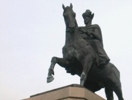 Қазақ ханы Кенесары Қасымұлына қойылған ескерткіш. Астана, қазан, 2009 жыл.