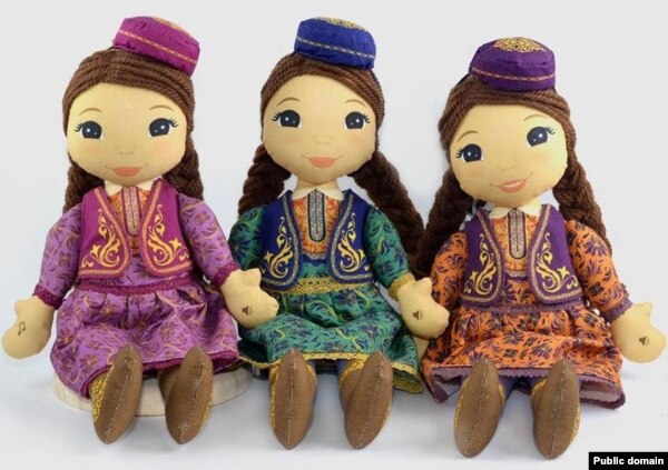 Әдилә һәм Диана Гаязова курчаклары