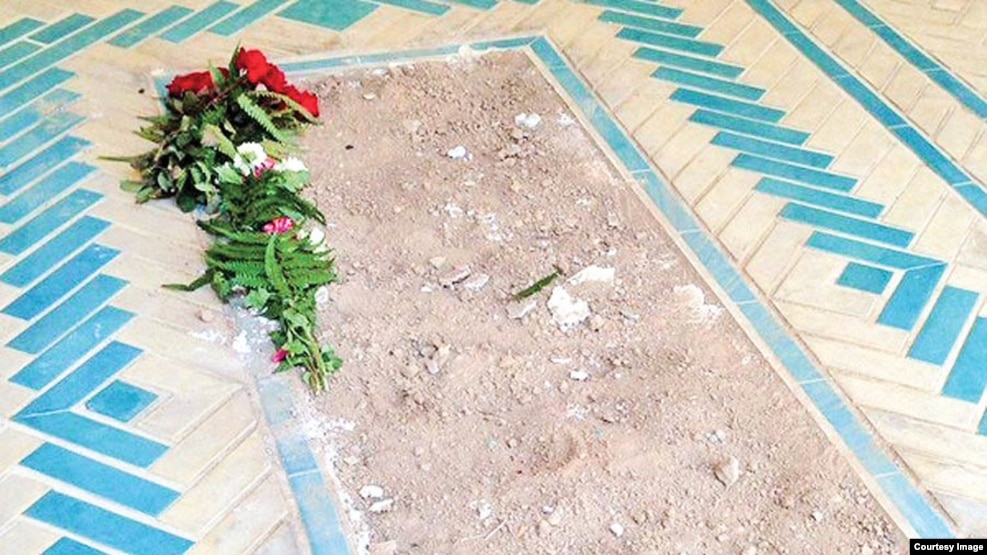 سنگ قبر ایرج افشار(ایران شناس) دزدیده شد