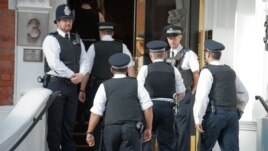 Pripadnici policije ispred ambasade Ekvadora u Londonu, 17. avgust 2012.