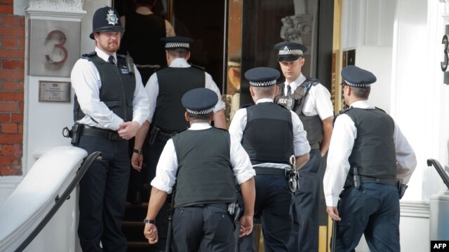 Pripadnici policije ispred ambasade Ekvadora u Londonu, 17. avgust 2012.