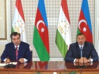 Azerbaijani Presideent Ilham Aliyev (right) and Tajik President Emomali Rahmon in Baku today (Turan)
