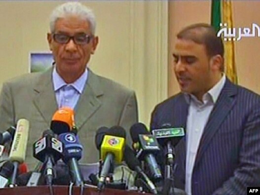 موسا کوسه (چپ)، وزیر خارجه لیبی، به همراه سخنگوی دولت لیبی