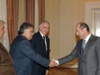 Armenian President Kocharian (right) receiving the delegation on June 28 (official site)